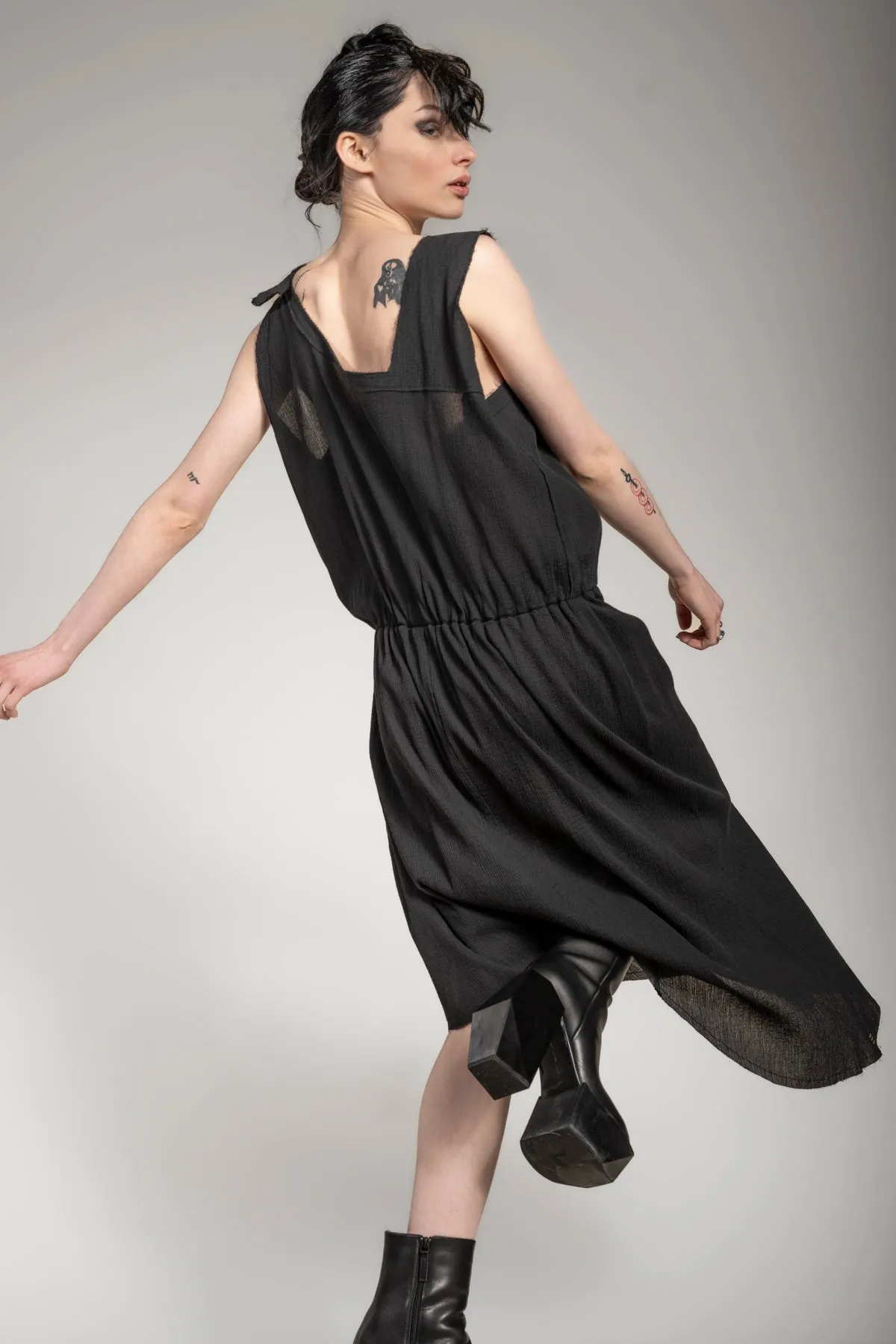 eigensinnig wien | Artemis | Experimentelles Designer Seidenkleid für Damen in Schwarz